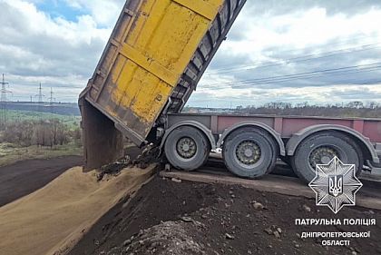На Криворожском шоссе в Днепре водитель грузовика незаконно сбрасывал в балку мусор