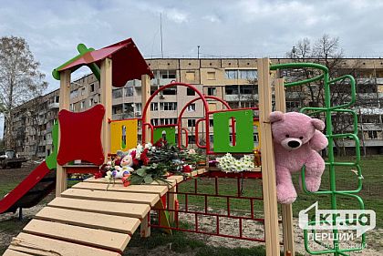 Зеленский посетил стихийный мемориал погибшим криворожанам от российской ракетной атаки