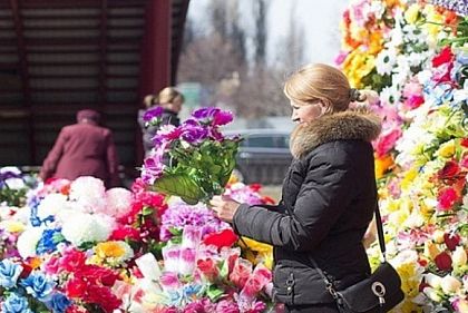Криворожан призывают отказаться от искусственных пластиковых цветов на кладбищах