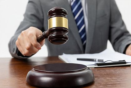 В Кривом Роге оштрафовали мужчину, который ударил женщину возле кафе