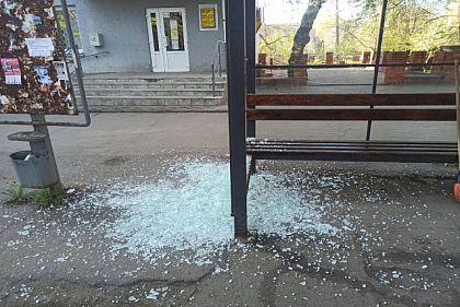 Повторно разбили стекло: в Кривом Роге вандалы вновь повредили остановку общественного транспорта