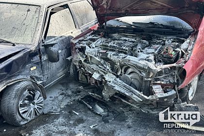 Три автівки зіткнулися біля інфекційної лікарні у Кривому Розі — є постраждалі Три автівки зіткнулися біля інфекційної лікарні у Кривому Розі — є постраждалі