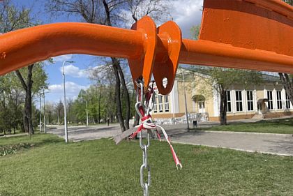 Хулиганы повредили отремонтированную детскую площадку в Кривом Роге