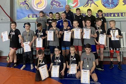 Юные криворожские борцы завоевали 30 медалей на Открытом чемпионате города