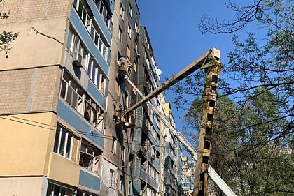В Каменском после вражеской атаки продолжаются ликвидационные работы: одна пострадавшая в тяжелом состоянии
