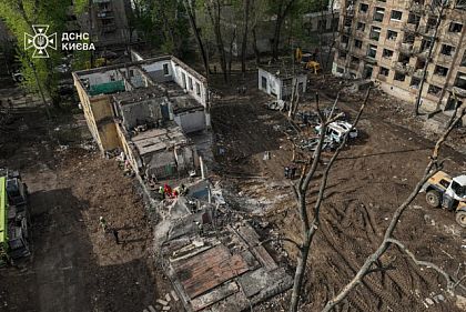 В Святошинском районе Киева третьи сутки продолжается разбор завалов после ракетного удара