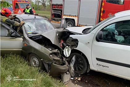 Криворожские спасатели освободили двух пострадавших из авто после ДТП