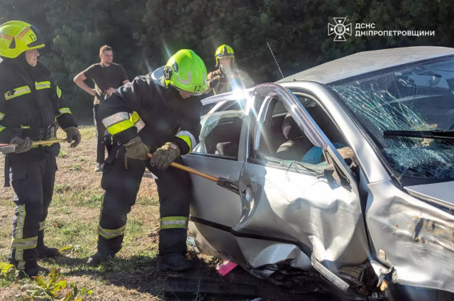У Кривому Розі рятувальники дістали тіло загиблого з авто після ДТП