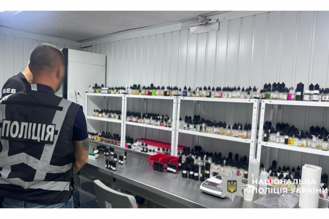 Двоих криворожан подозревают в производстве продукции для вейпов