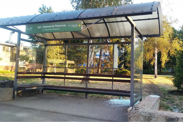 Невідомі пошкодили зупинку громадського транспорту у Кривому Розі