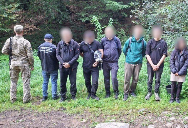 На границе с Румынией задержали женщину и пятерых беглецов из Днепра, Запорожья, Харькова и Закарпатья