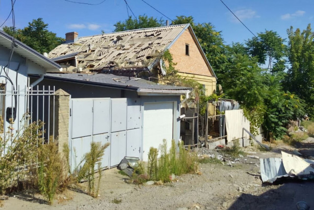 В Днепропетровской области от вражеских дронов загорелись два дома