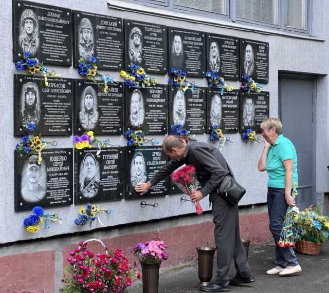 В Кривом Роге открыли памятные доски воинам Петру Бурке и Евгению Слепову