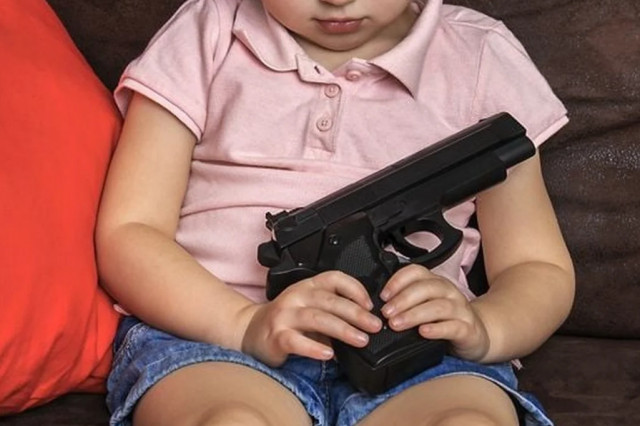 На Дніпропетровщині дворічний хлопчик вистрілив собі в голову з пістолета