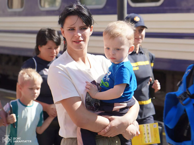 В Мукачево прибыл эвакуационный поезд с семьями из Днепропетровщины