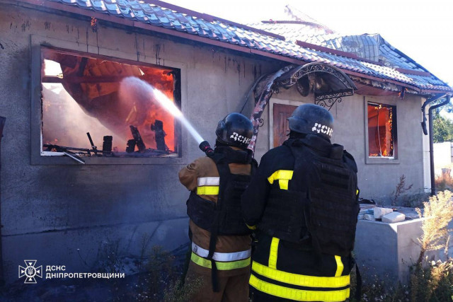 На Днепропетровщине из-за вражеской атаки дроном загорелся жилой дом