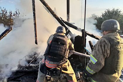 На Днепропетровщине из-за вражеского удара дроном загорелась ферма