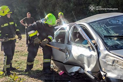 В Кривом Роге спасатели извлекли тело погибшего из автомобиля после ДТП