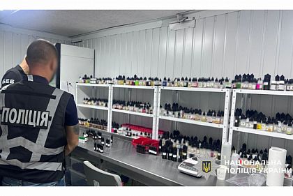 Двоих криворожан подозревают в производстве продукции для вейпов