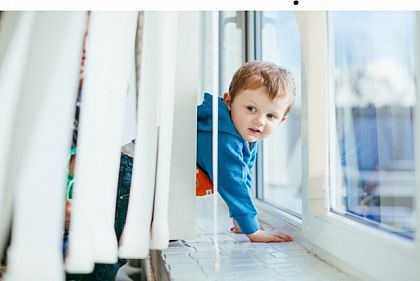 За лето шестеро детей выпали из окон: криворожанам напомнили правила безопасности