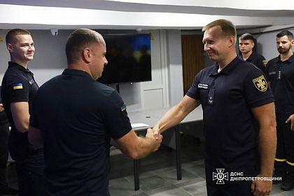 Спасателей Днепропетровщины наградили за отвагу и службу