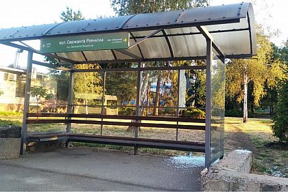 Неизвестные повредили остановку общественного транспорта в Кривом Роге