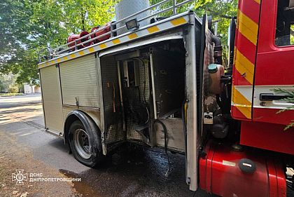 На Криворожье вражеский дрон атаковал спасателей во время тушения пожара
