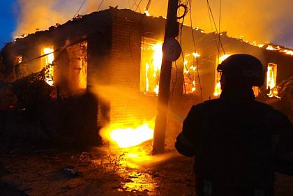 В Днепропетровской области из-за вражеских атак загорелся дом
