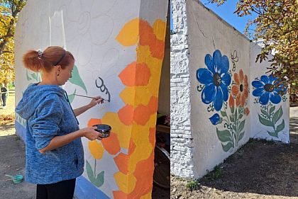 Молодежь из Криворожья украсила рисунками автобусную остановку