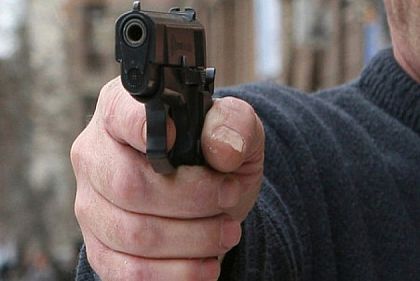 В Кривом Роге неизвестный застрелил мужчину, еще один человек ранен