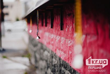 В Кривом Роге на Стелле Героев установили колокольчики в честь погибших защитников