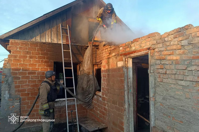 В Никополе в горящем доме нашли тело мужчины в горящем доме В Никополе в горящем доме нашли тело мужчины в горящем доме