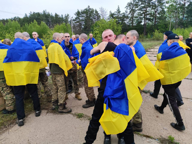 6 бійців з Криворіжжя повернулися додому з російського полону 6 бійців з Криворіжжя повернулися додому з російського полону