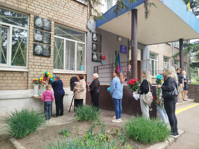 В криворожской школе №43 открыли мемориальные доски двум погибшим бойцам В криворожской школе №43 открыли мемориальные доски двум погибшим бойцам