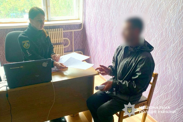 Поліцейські Нікопольщини затримали чоловіка за вбивство матері Поліцейські Нікопольщини затримали чоловіка за вбивство матері