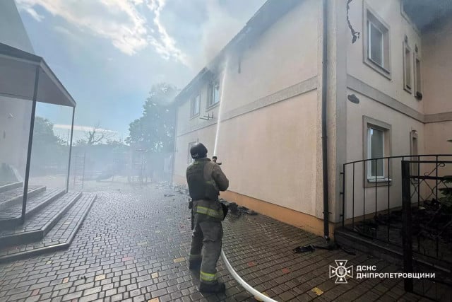 У Нікополі рятувальники ліквідували пожежу після ворожого обстрілу