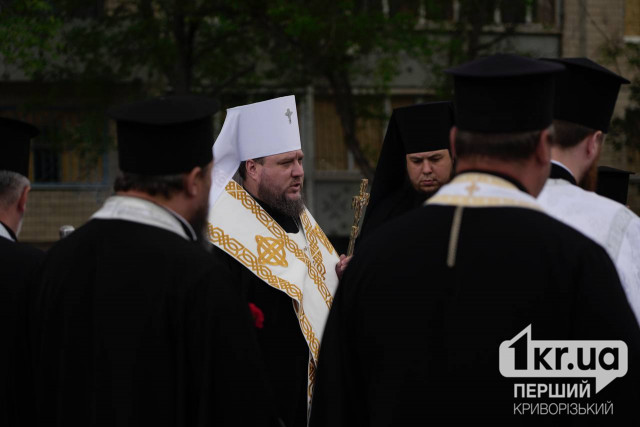В Кривом Роге митрополит Симеон провел панихиду по погибшим от российской атаки 4 апреля В Кривом Роге митрополит Симеон провел панихиду по погибшим от российской атаки 4 апреля