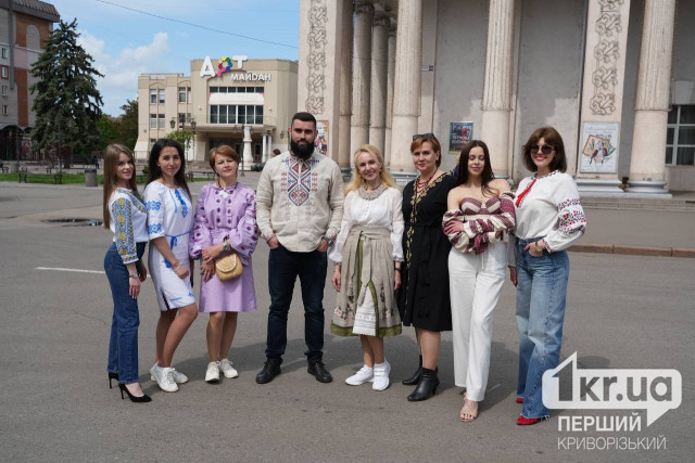 Місто у вишиванках: криворіжці вийшли на вулиці у патріотичному вбранні Місто у вишиванках: криворіжці вийшли на вулиці у патріотичному вбранні