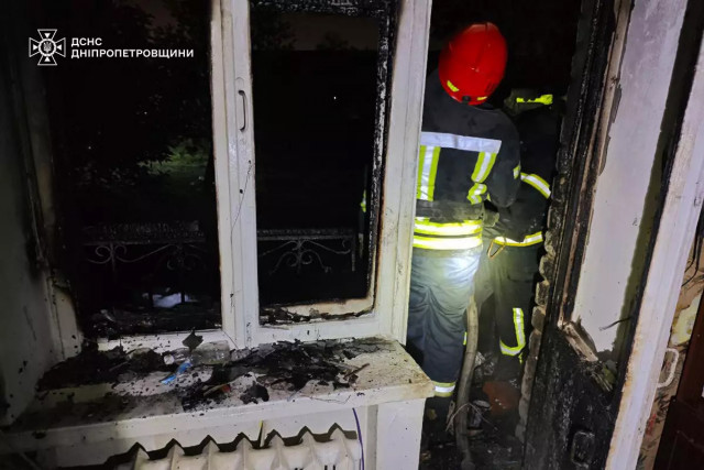 В Кривом Роге спасатели спасли трех женщин во время пожара в многоэтажке В Кривом Роге спасатели спасли трех женщин во время пожара в многоэтажке