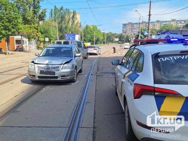 В Кривом Роге из-за ДТП временно перекрыто движение трамваев В Кривом Роге из-за ДТП временно перекрыто движение трамваев