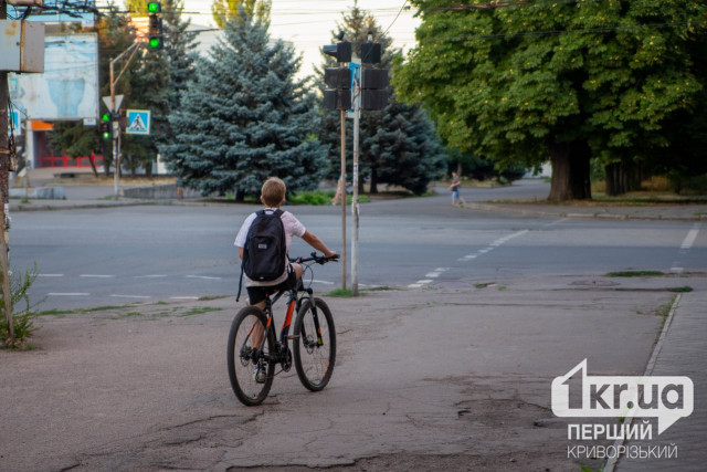 Криворіжцям нагадали основні правила безпечного руху для велосипедистів Криворіжцям нагадали основні правила безпечного руху для велосипедистів