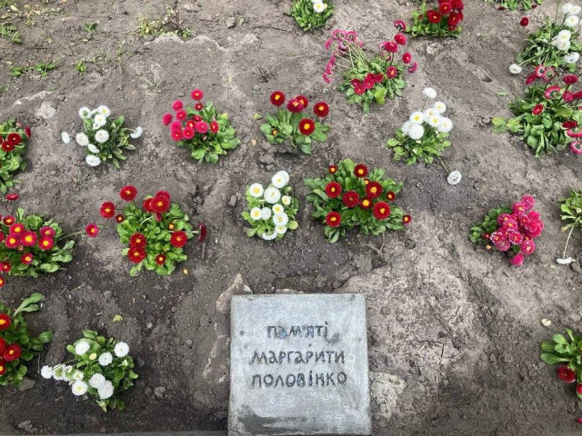 У Києві висадили квіти на честь загиблої художниці з Кривого Рогу У Києві висадили квіти на честь загиблої художниці з Кривого Рогу