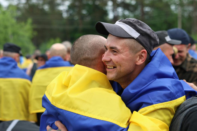 Україна повернула ще 303 захисників у третій день обміну «1000 на 1000» Україна повернула ще 303 захисників у третій день обміну «1000 на 1000»
