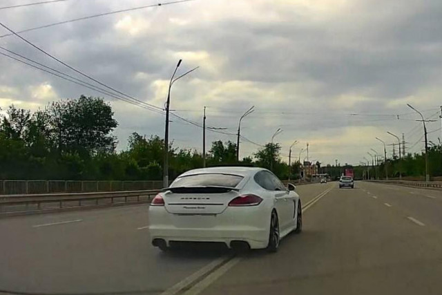 После видео в соцсетях патрульные Кривого Рога разыскали водителя Porsche за нарушение ПДД После видео в соцсетях патрульные Кривого Рога разыскали водителя Porsche за нарушение ПДД