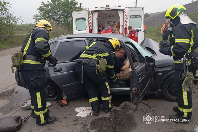 26 мая спасатели освободили пострадавших людей из авто на Криворожье
