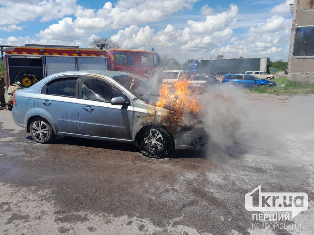 У Криворізькому районі горів легковик: деталі