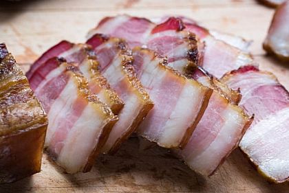 Съела копченое сало со стихийного рынка: жительница Днепропетровщины заболела ботулизмом