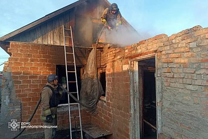 В Никополе в горящем доме нашли тело мужчины в горящем доме