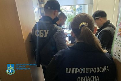 В Днепре разоблачили чиновника, которого подозревают в вымогательстве взятки за лечение