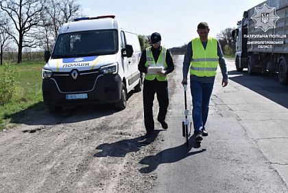Патрульные вынесли 56 постановлений на чиновников Днепропетровщины за ненадлежащее содержание дорог